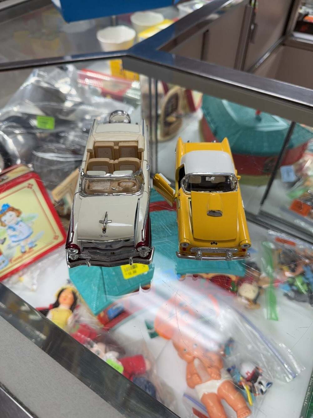 Lot of 2 Diecast Classic Cars 1957 Ford Thunderbird and 1957 Chrysler 300C Conve